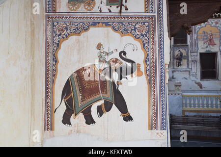 Traditionelle indische Gemälde an der Wand eines alten Haveli in Nawalgarh, Rajasthan - Indien Stockfoto