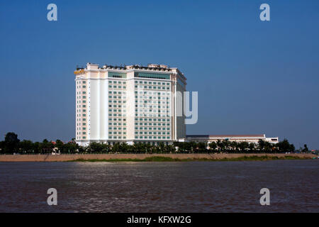 Das neue Sokha Phnom Penh Hotel and Residence ist eine der neuen und modernen Ergänzungen von Phnom Penh, Kambodscha. Stockfoto