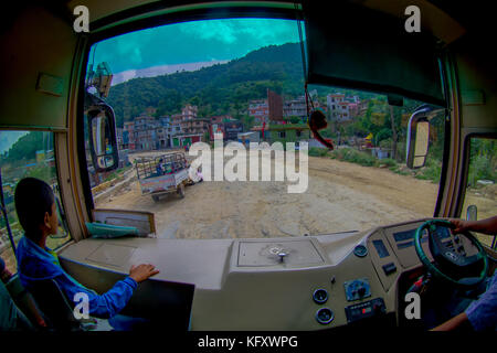 Pokhara, Nepal Oktober 10, 2017: Ein Busfahrer aus dem cabain Fahren eines LKW auf der Straße in den Straßen, in Pokhara, Nepal Stockfoto