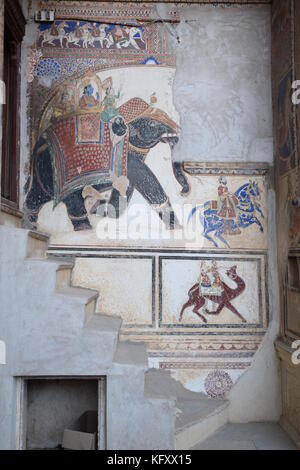 Traditionelle indische Gemälde an der Wand eines alten Haveli in Nawalgarh, Rajasthan - Indien Stockfoto