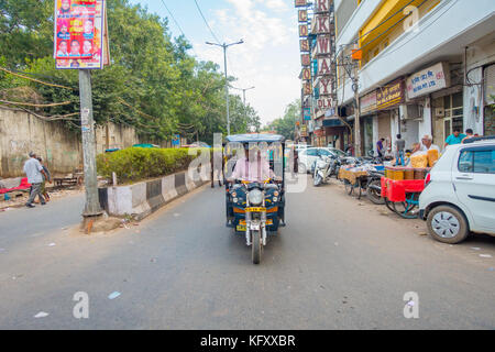 Delhi, Indien - 25. September 2017: Nicht identifizierte Personen innerhalb eines blauen Rikschas und eine Auto-rikschas in der Allee in Paharganj, Delhi Delhi ist die 2. die bevölkerungsreichste Stadt in Indien nach Mumbai Stockfoto