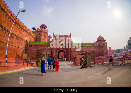 Delhi, Indien - 25. September 2017: Nicht identifizierte Personen zum Eingeben der Details Red Fort in Delhi, Indien Stockfoto