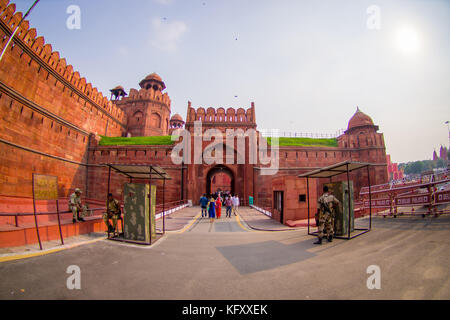 Delhi, Indien - 25. September 2017: Nicht identifizierte Personen zum Eingeben der Details Red Fort in Delhi, Indien Stockfoto