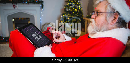 Schwarzer Freitag Anzeige gegen Santa Claus mit digitalen Tablet Stockfoto