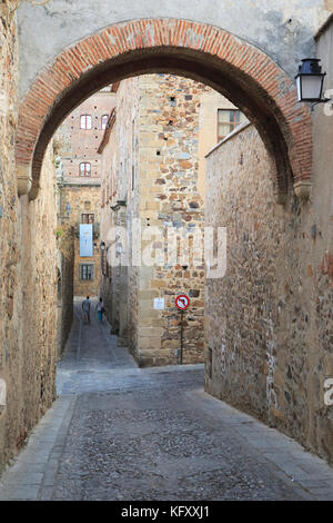 Engen, gepflasterten Gassen der mittelalterlichen Altstadt, Caceres, Extremadura, Spanien Stockfoto