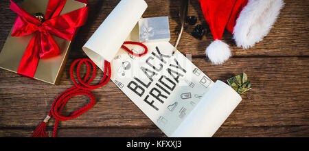 Schwarzer Freitag Anzeige gegen verpackte Geschenk, Santa Hut, Tagebuch und Federkiel auf hölzernen Tisch im Wohnzimmer. Stockfoto