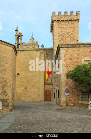 Historische Gebäude in der mittelalterlichen Altstadt, Caceres, Extremadura, Spanien - San Mateo Kirche und Flagge auf Torre de las Ciguenas Stockfoto