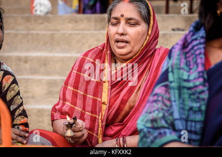 Hinduistische Frau singen und zählen Mantras für bietet in den Ganges in Varanasi Ghat. selektive Fokus ic verwendet. Stockfoto