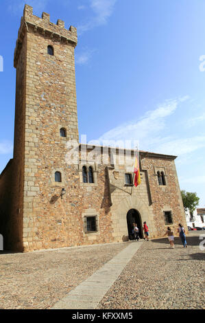 Wehrturm der historischen Torre de las Ciguenas, in der mittelalterlichen Altstadt, Caceres, Extremadura, Spanien Stockfoto