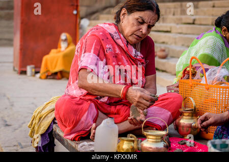 Hinduistische Frau singen und zählen Mantras für bietet in den Ganges in Varanasi Ghat. selektive Fokus ic verwendet. Stockfoto