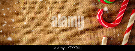 Schnee gegen bunte Zuckerstangen an Gewebe angeordnet Stockfoto