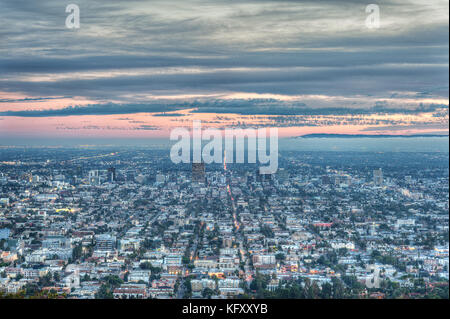 Spektakuläre Aussicht auf Los Angeles fotografiert nach Sonnenuntergang in der legendären Griffith Observatory in Los Angeles, CA. Stockfoto