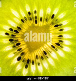 Eine Makroaufnahme der Muster in einer Kiwi. Stockfoto