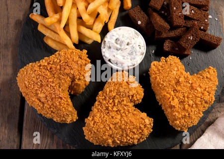 Fried Chicken Wings knusprig paniert mit Pommes frites frittiert Roggenbrot croutons Bier Snack Stockfoto