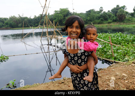 Bristy, 10, mit Ihrer jüngeren Schwester in Dhaka Stockfoto