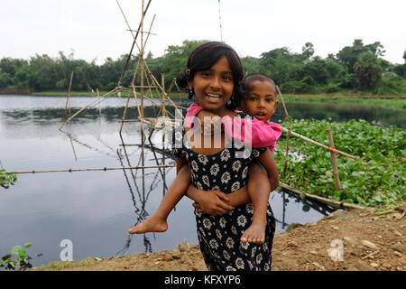 Bristy, 10, mit Ihrer jüngeren Schwester in Dhaka Stockfoto