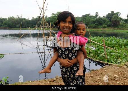 Bristy, 10, mit Ihrer jüngeren Schwester in Dhaka Stockfoto