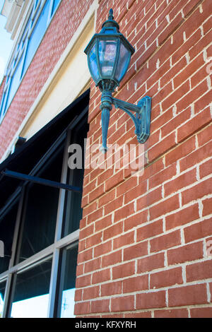 Wand von Gebäude mit dekorativen Laterne Stockfoto