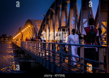 Faidherbe Brücke in Saint-louis bei Nacht Stockfoto