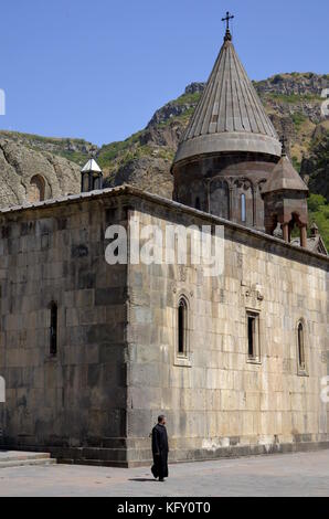 Ein Priester außerhalb des Klosters Geghard, Unesco World Heritage Site in der Nähe von Jerewan, Armenien. Stockfoto