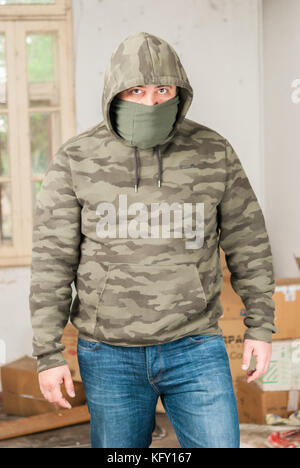 Mann portrait in Jeans und Camouflage in verlassenen Sanatorium - Krankenhaus Zimmer Stockfoto