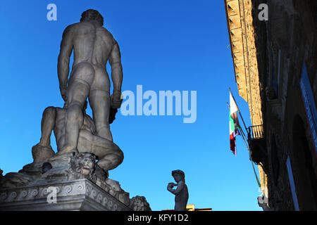 Die Piazza della Signoria mit der Statue des David von Michelangelo und bartolommeo bandinelli Herkules und Cacus. Stockfoto