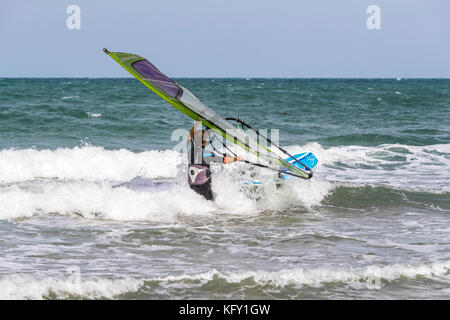 Windsurfer auf Vieste und den Gargano Nationalpark. Italien. Stockfoto