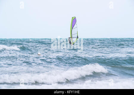 Windsurfer auf Vieste und den Gargano Nationalpark. Italien. Stockfoto