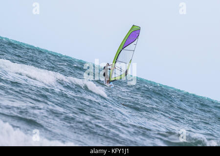 Windsurfer auf Vieste und den Gargano Nationalpark. Italien. Stockfoto