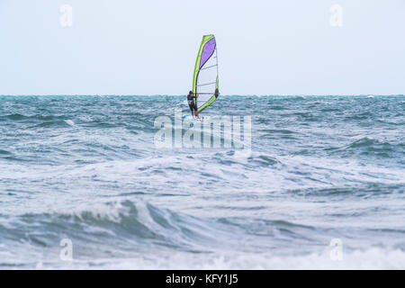 Windsurfer auf Vieste und den Gargano Nationalpark. Italien. Stockfoto