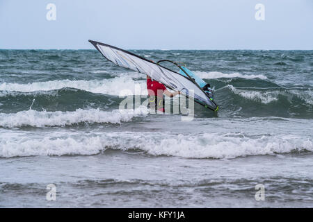 Windsurfer auf Vieste und den Gargano Nationalpark. Italien. Stockfoto