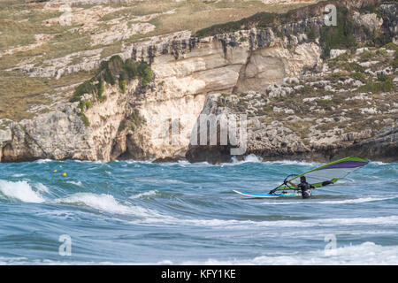 Windsurfer auf Vieste und den Gargano Nationalpark. Italien. Stockfoto