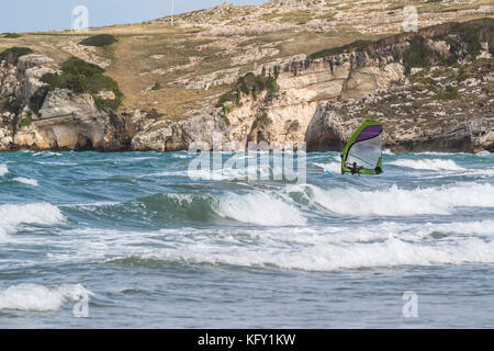 Windsurfer auf Vieste und den Gargano Nationalpark. Italien. Stockfoto