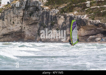 Windsurfer auf Vieste und den Gargano Nationalpark. Italien. Stockfoto