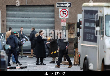 Schauspieler Benedict Cumberbatch schießt Szenen auf Glasgows berühmtem Barras-Markt, der für die Dreharbeiten zur Fernsehshow Melrose in New York City verwandelt wurde. Stockfoto