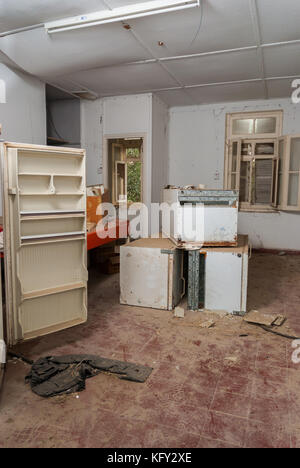 Alte kaputte Kühlschränke in verlassenen Sanatorium - Krankenhaus Zimmer Stockfoto