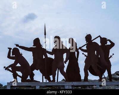 Viking Figuren auf einem Hügel, L'Anse aux Meadows National Historic Site, L'Anse aux Meadows, Highway 430, der Viking Trail, Neufundland, Kanada. Stockfoto