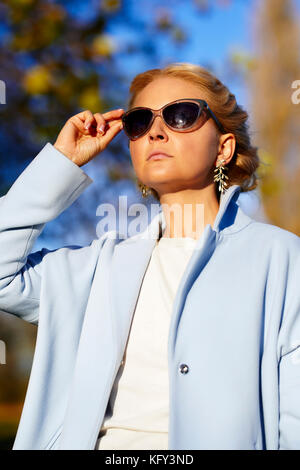 Schöne Frau mit Sonnenbrille Stockfoto