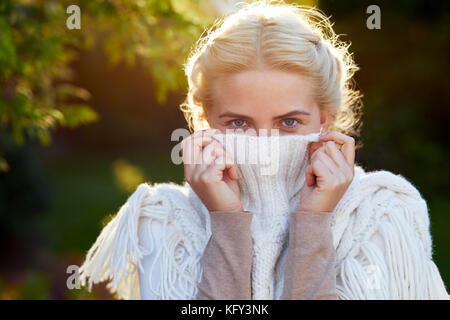 Porträt von attraktiven Mädchen im freien Stockfoto