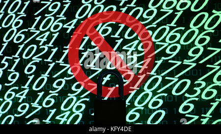 Visus oder gehackt Bildschirm rot binären Computercode Lösegeld Bildschirm Hintergrund mit Stop Symbol unterzeichnen. Stockfoto