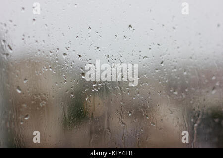 Regen fällt auf das nasse Fenster. grau Feuchtigkeit Stockfoto