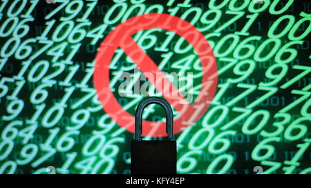 Visus oder gehackt Bildschirm rot binären Computercode Lösegeld Bildschirm Hintergrund mit Stop Symbol unterzeichnen. Stockfoto