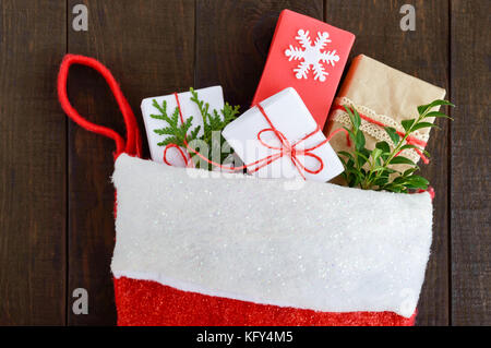 Weihnachten, das neue Jahr für Geschenke, voller Geschenkboxen auf einem dunklen Hintergrund. Thema der Winterurlaub. Stockfoto