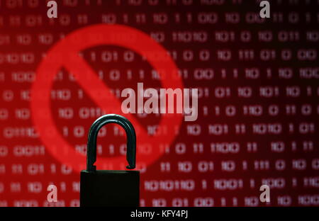 Visus oder gehackt Bildschirm rot binären Computercode Lösegeld Bildschirm Hintergrund mit Stop Symbol unterzeichnen. Stockfoto