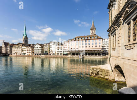 Die Fassaden der Gebäude, die in den Fluss Limmat in Zürich Altstadt in der Schweiz an einem sonnigen Sommertag Stockfoto