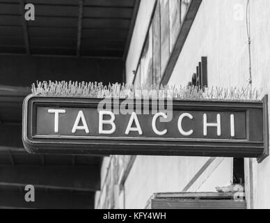 Ein Schild mit der Aufschrift "Tabacchi", das heißt, Tabak Verkaufsargument in Italienisch Stockfoto