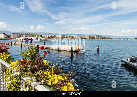 Genfer See und das Stadtbild auf einem sonnigen Sommer in der Schweiz zweitgrößte Stadt. Stockfoto