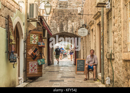 Budva, Montenegro - 28. August 2017: die Altstadt von Budva, Montenegro. Die erste Erwähnung der Stadt - mehr als 26 Jahrhunderten. Wir alten Häuser sehen, Stockfoto