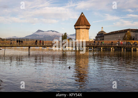 Die berühmten hölzernen Kapellbrücke in Luzern im Herzen der Schweiz in Mitteleuropa. Stockfoto
