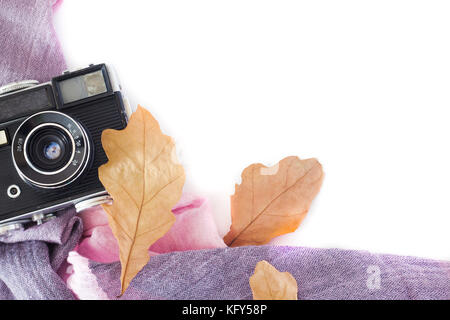 Herbst Komposition. retro Kamera, Herbst auf einem weißen Hintergrund verlässt. Nostalgie für Herbst. Der Blick von oben. Stockfoto